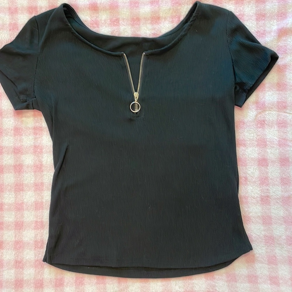 Black zip up shirt!! 🖤
